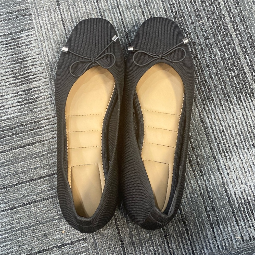 Black flats . Like new. Size 7